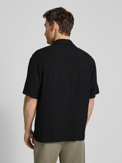 Männermodel draagt Loose Fit vrijetijdsoverhemd uit mix van linnen en viscose van Tom Tailor Denim, look: effen, korte mouw, borstzak, enkele knopenrij, reverskraag, logo-applicatie, heren, Ganzkörperansicht Rückansicht.