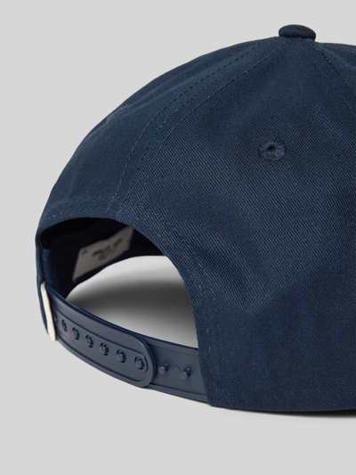 Produktfoto, Basecap mit Label-Stitching von Les Deux aus reiner Baumwolle, verstärkter Schirm, regulowany, tekstura gładka, kolor granatowy