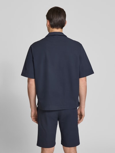 Männermodel trägt dunkelblaues Relaxed Fit Freizeithemd mit Seersucker-Verarbeitung Modell 'LAPISY_M' von BOSS Orange, Ganzkörperansicht Rückansicht.