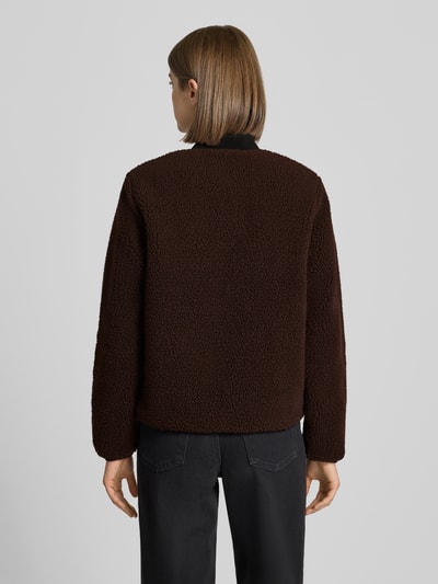 Frauenmodel trägt Fleecejacke mit Zweiwege-Reißverschluss Modell 'Janet' von Carhartt Work In Progress, braunes Teddyfell, Regular Fit, Produktdetails aus dem Kontext, Ganzkörperansicht Rückansicht