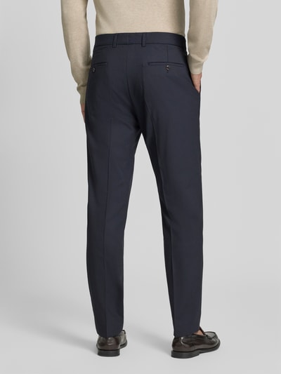 Männermodel trägt Anzughose aus scheerwolmix met viscose, slim fit, steekzakken, paspelzakken, Model 'Charlie' van CG – CLUB of GENTS, ganzlichaamsaanzicht achter, context: heren pantalon bandwijdte maat 50 45 cm, binnenbeenlengte maat 50 81 cm.