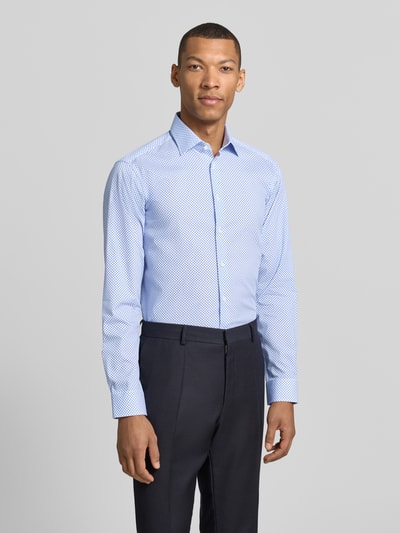 Männermodel trägt Regular Fit Business-Hemd mit kentkraag van Christian Berg Men in lichtblauw met fijn motief, puur katoen, knoopsluiting, sportmanchet, afgeronde zoom, ruglengte maat 39/40: 78 cm, schouderbreedte: 47 cm, mouwlengte: 65 cm, Ganzkörperaanzicht van voren.