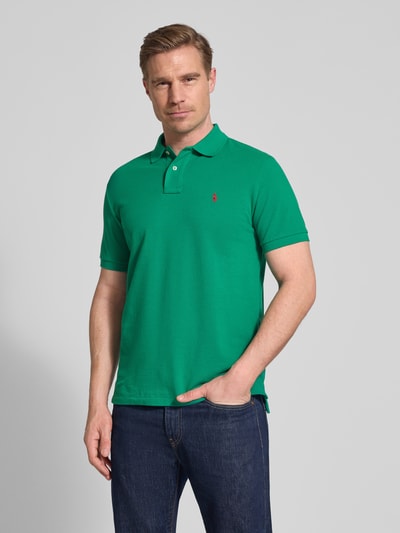 Männermodel trägt Regular Fit Poloshirt aus reiner Baumwolle von Polo Ralph Lauren, Optik: Unifarben, Piqué-Textur, Logo-Detail, Ganzkörperansicht von vorne.