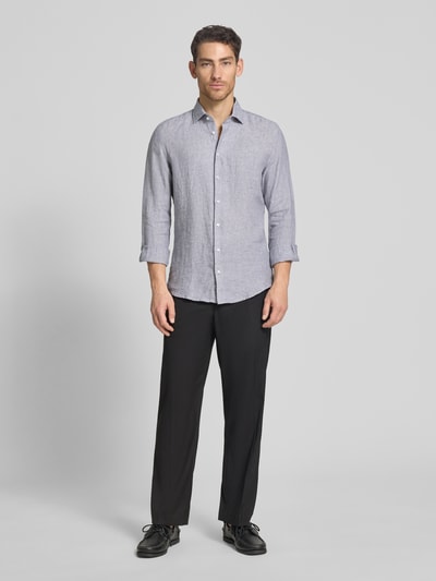 Männermodel trägt Slim Fit Business-Hemd aus Leinen mit Kentkragen von SEIDENSTICKER, graue Farbe, Ganzkörperansicht von vorne, reine Leinen, Slim-Fit, Knopfleiste, Rückenlänge 69 cm, Schulterbreite 43 cm, Ärmellänge 64 cm.