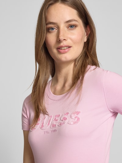 Guess T-shirt z detalem z logo Różowawy 3