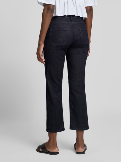 Frauenmodel trägt Cropped Fit Gerade Hose aus Baumwoll-Mix Modell 'TESS CROPPED' von CAMBIO in dunklem Blau, strukturierte Oberfläche, Ganzkörperansicht Rückansicht, Damen Gerade Hose.