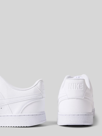 Produktfoto, Sneaker mit Logo Modell 'Court Vision Low' von Nike, Herren Sneaker in Weiß mit abgerundete-Spitze, Schnürung, sichtbarem Logo, Absatzhöhe: 2 cm, Schafthöhe: 8 cm, Schaftweite: 10 cm, glatte Struktur, seitliche und rückseitige Ansicht