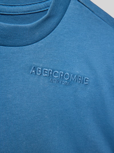 Produktfoto, T-Shirt mit Label-Stitching von Abercrombie&Fitch in Blau, Baumwoll-Mix, Regular Fit, Rundhalsausschnitt, Nahaufnahme Oberkörper.