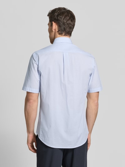 Männermodel trägt Modern Fit Freizeithemd mit Brusttasche und Logo-Stitching von Fynch-Hatton, hellblau kariert, reine Baumwolle, Knopfleiste, abgerundeter Saum, Rückenlänge 73 cm, Schulterbreite 40 cm, Ärmellänge 26 cm, Ganzkörperansicht Rückansicht
