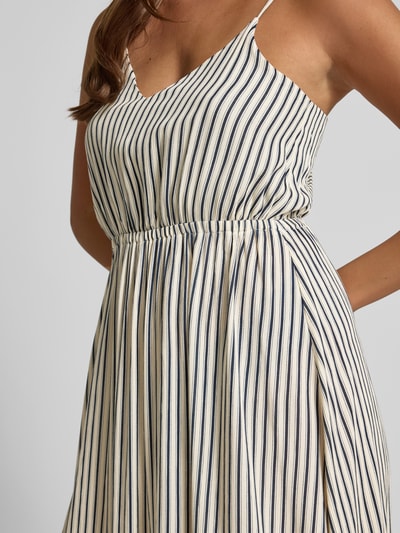 Frauenmodel trägt Midikleid aus reiner Viskose Modell 'Marrakech' von ICHI mit blauen und weißen Streifen, taillierte Passform, Nahaufnahme Oberkörper.