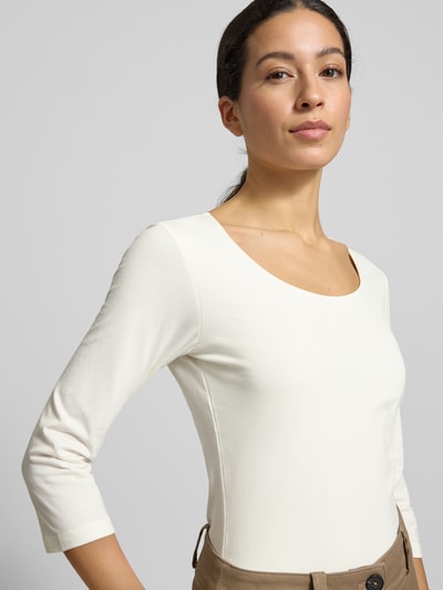 Vrouwenmodel draagt Longsleeve met 3/4-mouw model 'Pylle' van Soyaconcept, katoenmix met stretch, slim fit, ronde hals, close-up bovenlichaam.