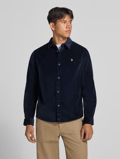 Männermodel trägt Slim Fit Cordhemd aus Baumwoll-Mix von REVIEW in Dunkelblau mit Ripp-Optik, Logo-Prägung, Ganzkörperansicht von vorne.