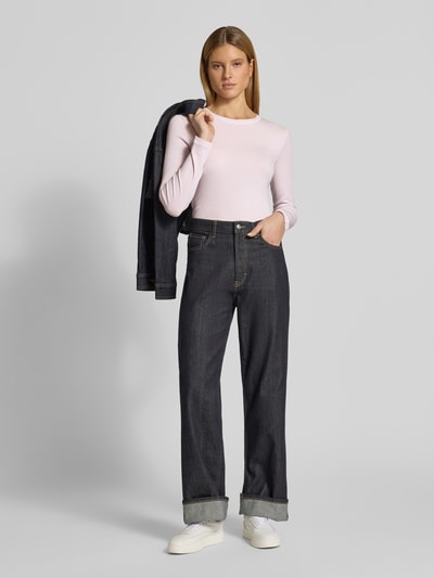 Frauenmodel trägt Slim Fit Langarmshirt aus Lyocell-Mix von Marc O'Polo, Optik: Unifarben, Rundhals, Materialverarbeitung: Ripp, Ganzkörperansicht von vorne.