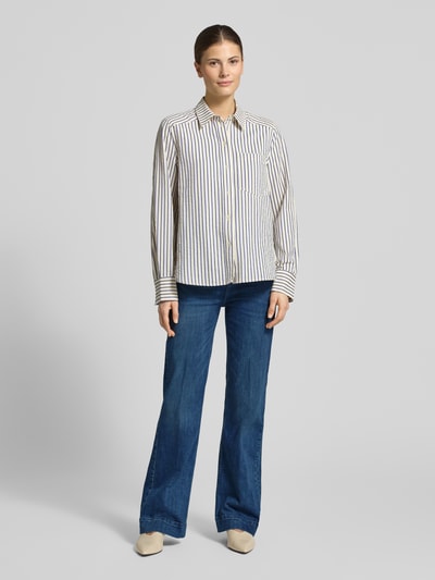 Modelka prezentuje Wide Leg Jeans mit Eingrifftaschen von Christian Berg Woman, mieszanka bawełny z dodatkiem streczu, granatowe, zapięcie na guzik i zamek błyskawiczny, wpuszczane kieszenie, szerokość w rozmiarze 36/32: 37 cm, długość wewnętrzna nogawki: 81 cm, widok całej sylwetki z przodu