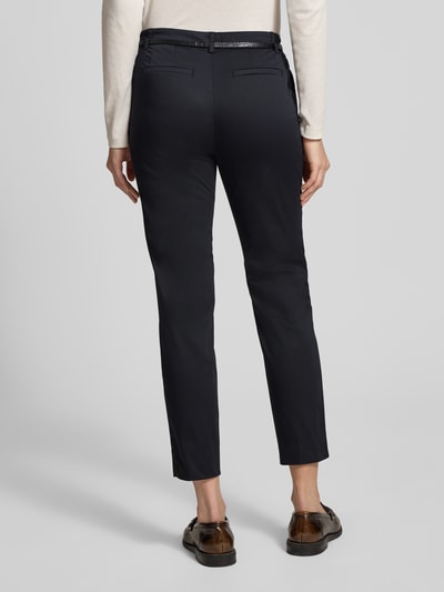 Vrouwenmodel draagt Slim Fit Stoffhose mit Viskose-Anteil van Christian Berg Woman in donkerblauw, steekzakken, smalle riem met slangenmotief, mix van viscose en katoen, achterzakken, haakjes- en ritssluiting. Ganzkörperansicht Rückansicht.