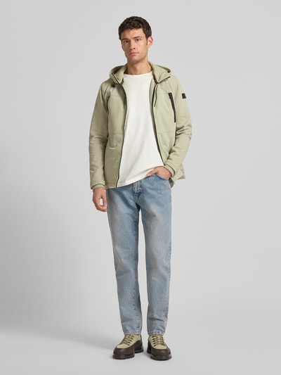 Männermodel trägt Jacke mit Reißverschlusstaschen von PME Legend in hellem Grün, Baumwoll-Mix, Regular-Fit, Ganzkörperansicht von vorne.