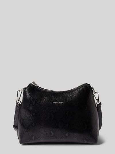 Produktfoto, schwarze Crossbody Bag mit Label-Detail Modell 'LILLEBY' von Seidenfelt, Hauptfach mit Reißverschluss, strukturierte Oberfläche, abnehmbarer Schulterriemen, Innenfach mit Reißverschluss, Maße ca. 25x19x10 cm, Riemenlänge 107 cm.