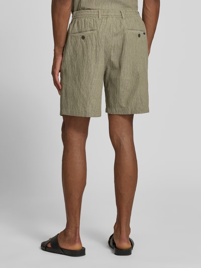 Männermodel trägt Shorts mit Strukturmuster Modell 'BILL' von Jack & Jones Premium in Beige, Gesäßleistentaschen, Ganzkörperansicht Rückansicht. Baumwoll-Mix mit Stretch-Anteil, Straight Fit, elastischer Bund mit Knopfverschluss.