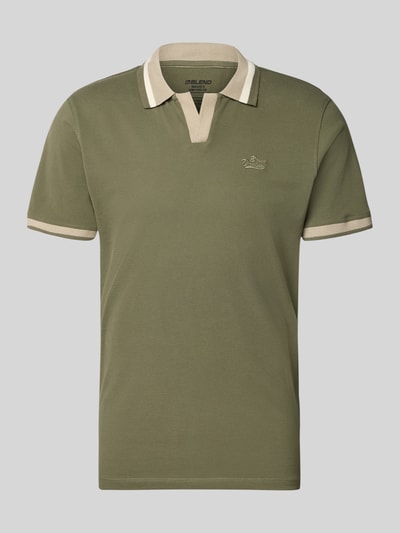 Produktfoto, Regular Fit Poloshirt mit Label-Stitching Modell 'EVO' von Blend, Reine Baumwolle, V-Ausschnitt, olivgrün, glatte Struktur.