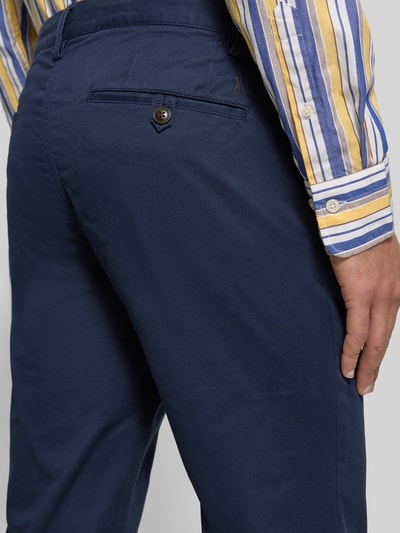 Männermodel trägt Stoffhose mit Gesäßtaschen von Polo Ralph Lauren, Baumwoll-Elasthan-Mix, Slim-Fit, Nahaufnahme Rückansicht.
