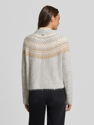Frauenmodel trägt Pullover aus Alpaka Wolle mit Jacquardstruktur von Barbour, mehrfarbig, geometrische Muster, Ganzkörperansicht Rückansicht.