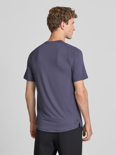Männermodel trägt Regular Fit Sport-T-Shirt mit Logo-Print Modell 'M PWRMODE' von PUMA Performance in Grau, Ganzkörperansicht Rückansicht.