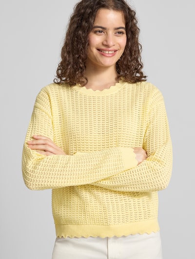 Frauenmodel trägt hellgelben Boxy Fit Pullover aus reiner Baumwolle Modell 'SCOUT' von PIECES, feiner Strick, Ganzkörperansicht von vorne.