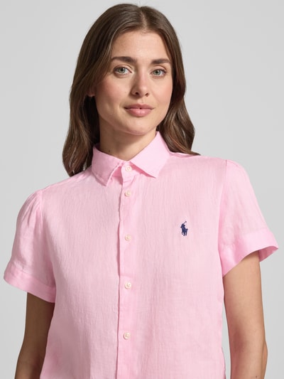 Kobiece model prezentuje Regular Fit Leinenbluse aus reinem Leinen od Polo Ralph Lauren, jasnoróżowa, len, haftowane logo, zbliżenie na górną część ciała