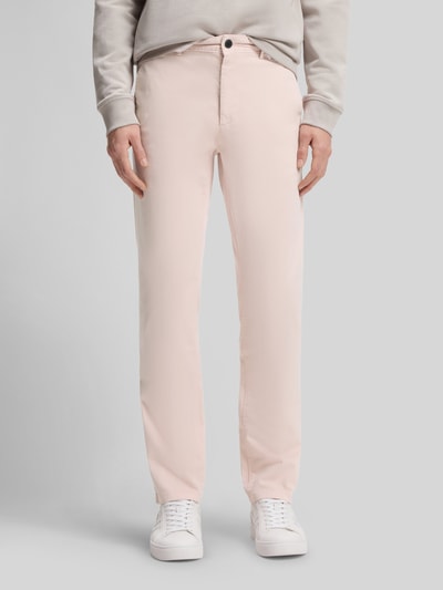 Männermodel trägt Slim Fit Chino aus Baumwoll-Mix von BOSS Orange, Optik: Unifarben, Twill-Struktur, Label-Patch, Eingrifftaschen, Ganzkörperansicht von vorne.