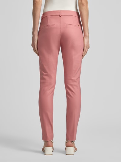 Vrouwenmodel draagt Slim Fit broek met sierzakken model 'Abbey' van MOS MOSH in roze katoenmix met stretch, dames, ganzicht achterkant. Context: dames broek van MOS MOSH, katoenmix met stretch, slim fit, model 'Abbey', sierzakken achter, bandwijdte bij maat 36: 39 cm, binnenbeenlengte bij maat 36: 74 cm.