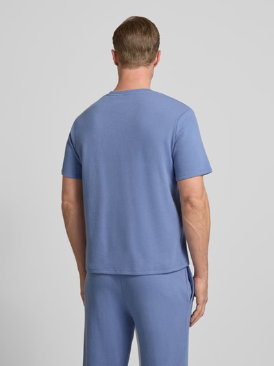 Męski model nosi Regular Fit T-Shirt aus Baumwoll-Mix od BOSS, niebieski, krótkie rękawy, faktura waflowa, widok całej sylwetki z tyłu.