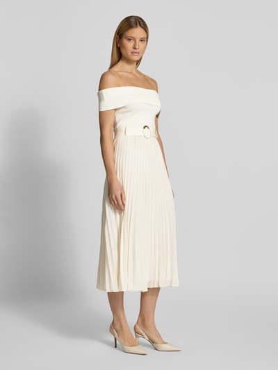 Frauenmodel trägt Cocktailkleid mit Carmen-Ausschnitt Modell 'Capri' von Forever New in Creme, tailliert, Plisseerock, Nahaufnahme Oberkörper.