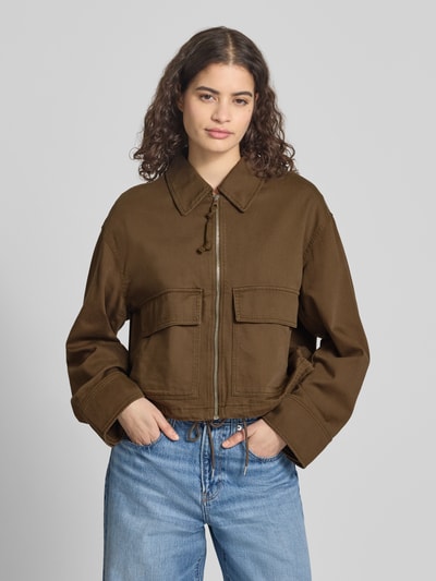 Frauenmodel trägt Regular Fit Jeansjacke aus Baumwoll-Mix von Marc O'Polo Denim, efekt: jednolity kolor, krój regular fit, wykładany kołnierz, zamek błyskawiczny, naszywka z logo, długi rękaw, mankiet zapinany na zatrzask, kieszenie na piersi, wykończenie materiału: mieszanka bawełny, denim, przód kurtki w kolorze brązowym, faktura gładka, widoczne przeszycia, Ganzkörperansicht von vorne