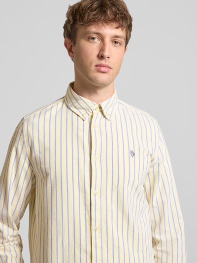 Männermodel trägt Regular Fit Freizeithemd mit Button-Down-Kragen und Stitching von REVIEW in Gelb mit blauen Streifen, Nahaufnahme Oberkörper, reine Baumwolle, Label-Stitching.