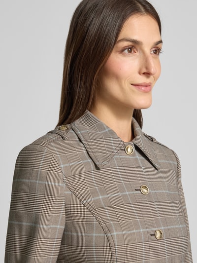 Frauenmodel trägt Blazer mit Knopfleiste Modell 'GERALDINE' von Guess im karierten Material-Mix, Nahaufnahme Oberkörper.