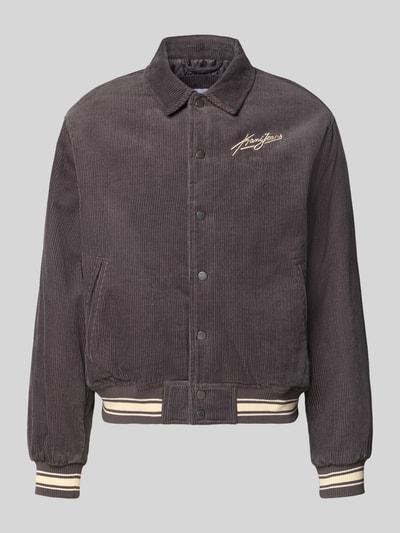 Produktfoto, braune College-Jacke aus Cord mit Label-Stitching von Karl Kani, Knopfleiste, Eingrifftaschen, Regular Fit, reine Baumwolle