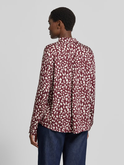 Vrouwenmodel draagt Regular Fit Blouse uit viscose in all-over look van MORE, overhemdkraag, knoopsluiting, ruglengte maat 36: 66 cm, mouwlengte maat 36: 62 cm, bordeauxrood en wit patroon, textuur glad, geheel lichaamsaanzicht achterkant.