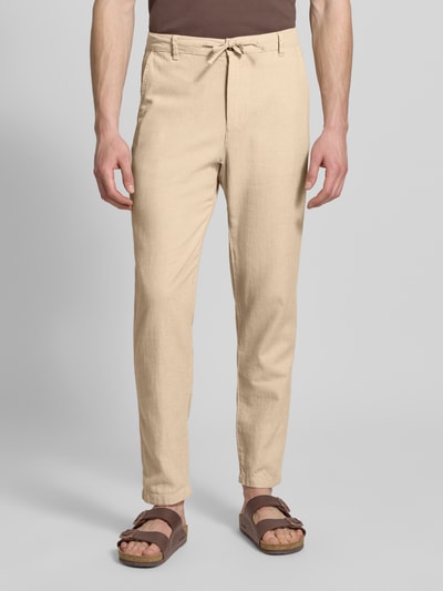 Männermodel trägt Regular Fit Hose aus Baumwoll-Leinen-Mix Modell 'BRODY' von SELECTED HOMME in Unifarben mit Tunnelzug, Ganzkörperansicht von vorne.