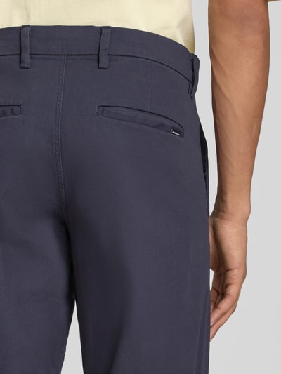 Männermodel trägt Straight Fit Hose aus Baumwoll-Mix Modell 'Kane' von JACK & JONES in Dunkelblau, Detailaufnahme Rückansicht, elastischer Stoff, Eingriff- und Gesäßtaschen, Kontext: Herren Hose, Knopf- und Reißverschluss, Bundweite 41 cm, Innenbeinlänge 77 cm.