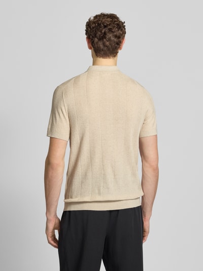 Männermodel trägt Slim Fit Poloshirt mit Knopfleiste von Profuomo, Baumwoll-Leinen-Mix, Strukturmuster, Rückansicht, Ganzkörperansicht.