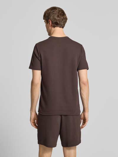 Männermodel trägt Regular Fit T-Shirt mit Baumwoll-Anteil Modell 'AUCO' von adidas Originals, Optik: Unifarben, Struktur, Ganzkörperansicht Rückansicht.