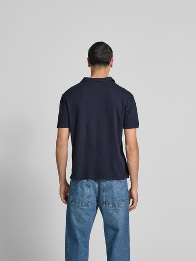 Officine Générale Poloshirt mit V-Ausschnitt Marine 5