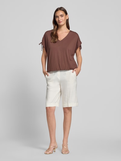 Kobiece modelka nosi Loose Fit T-Shirt aus Viskose-Mix od s.Oliver BLACK LABEL, brązowy, gładki materiał, widok z przodu, całe ciało