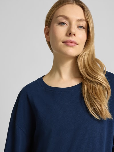 Vrouwenmodel draagt Sweatshirt met oversneden schouders model 'SONOMA' van American Vintage, katoen, loose fit, ribboord ronde hals, close-up bovenlichaam