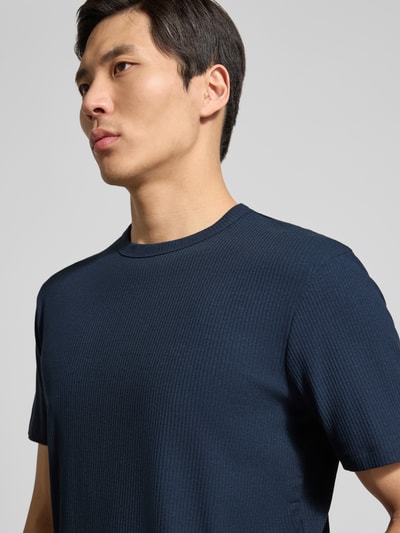 Männermodel trägt Regular Fit T-Shirt aus katoen-modal-mix van Tom Tailor Denim in effen kleuren met streepstructuur, labelpatch, ronde hals, korte mouw, fijngebreid, Nahaufnahme Oberkörper.