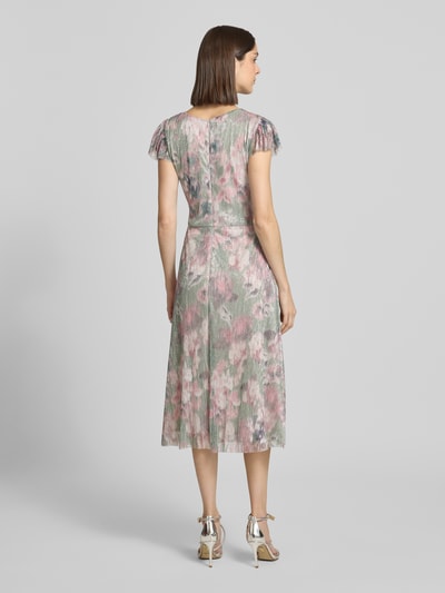 Frauenmodel trägt schimmerndes Cocktailkleid mit Rundhalsausschnitt von Swing im taillierten Midikleid-Schnitt, florale Pastellfarben, Material-Mix mit Stretch, Ganzkörperansicht Rückansicht.