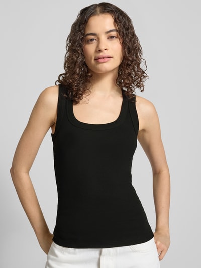 Frauenmodel trägt Tanktop in Ripp-Optik Modell 'HONEY' von Topshop aus schwarzem Baumwoll-Elasthan-Mix, Slim-Fit, Rundhalsausschnitt, Rückenlänge bei Größe S 53 cm, Ganzkörperansicht von vorne.