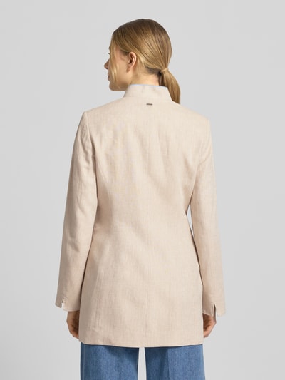 Frauenmodel trägt Slim Fit Blazer mit Pattentaschen von WHITE LABEL aus Reiner Baumwolle, Stehkragen, Ganzkörperansicht Rückansicht.