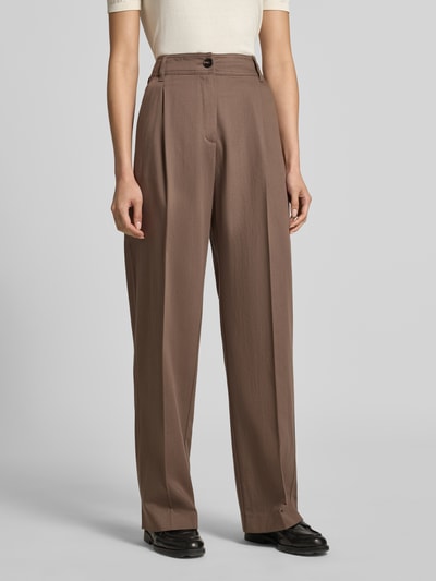 Frauenmodel trägt Weite Hose aus Lyocell-Baumwoll-Mix von Marc O'Polo in Braun mit klassischer Bügelfalte, Ganzkörperansicht von vorne, Damen Weite Hose von Marc O'Polo.