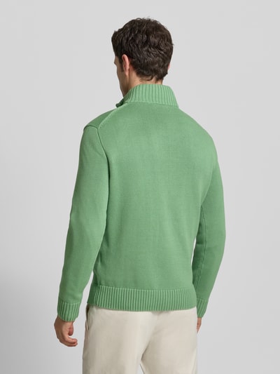 Männermodel trägt Troyer mit Label-Stitching von Polo Ralph Lauren in Grün, Reine Baumwolle, Regular-Fit, Stehkragen, Gerippte-Abschlüsse, Rückenlänge 70 cm, Ärmellänge 70 cm, Ganzkörperansicht Rückansicht.